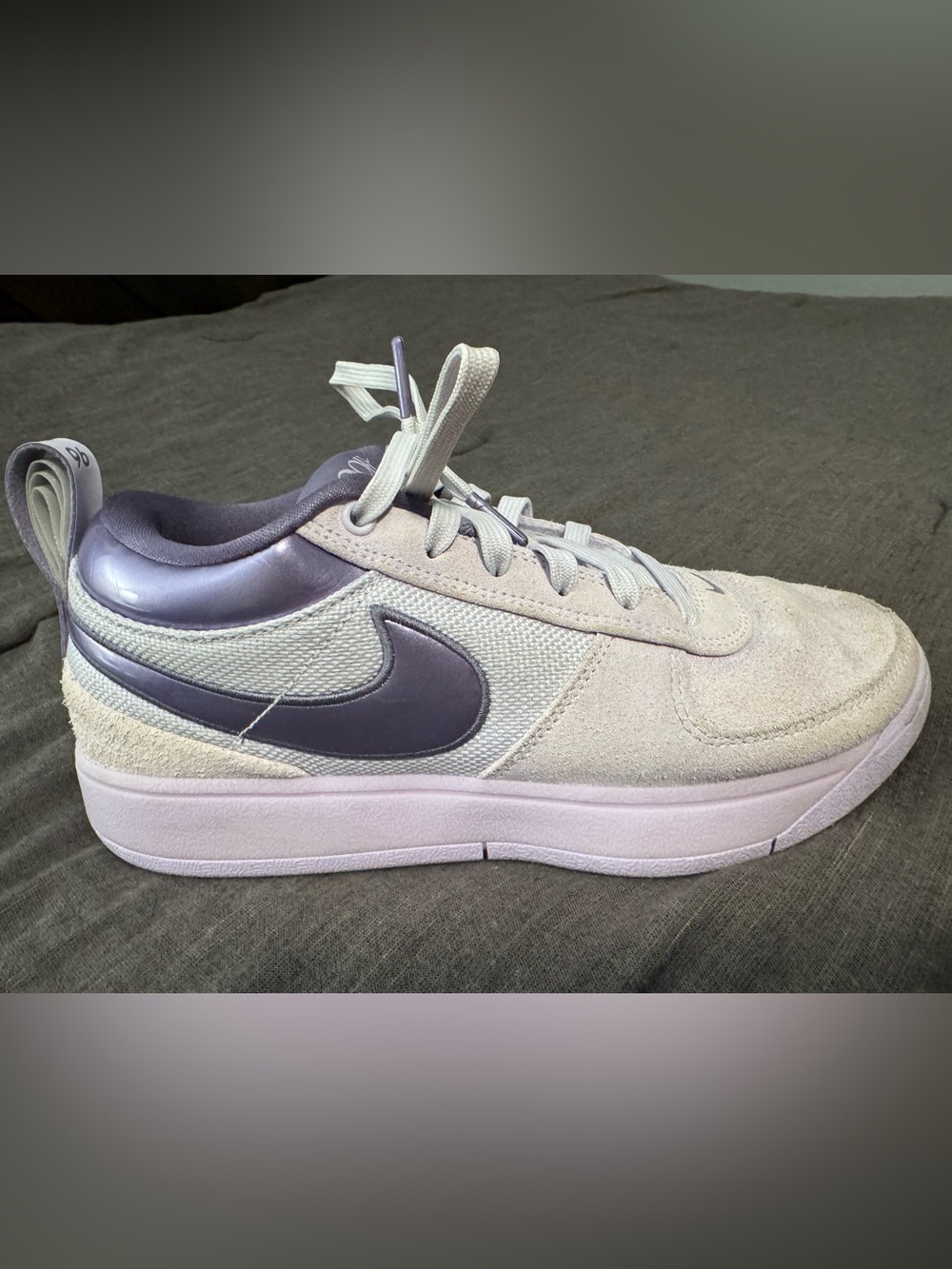 Nike Men’s Low-Top Sneaker in Light Purple and Cream